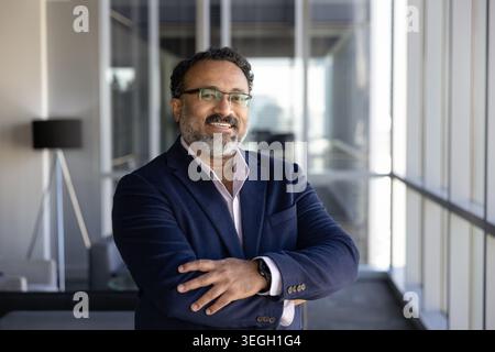 Büroporträt eines selbstbewussten Geschäftsmannes mittleren Alters Stockfoto