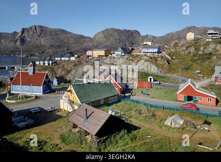 Zu den historischen Gebäuden des Sisimiut Museums gehören die blaue Bethel-Kirche, das gelbe Alte Haus und ein rekonstruiertes traditionelles Rasthaus. Grönland Stockfoto
