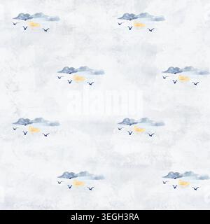 Nahtloses Aquarellmuster mit weichen Wolken, fliegenden Vögeln und hellen Sonnenakzenten auf strukturiertem Hintergrund. Handgemaltes, luftiges Design für Tapeten Stockfoto