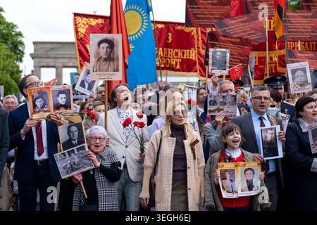 Pro-russische Gedenk-Demonstration am 9. Mai zum Tag der Befreiung vom Nationalsozialismus am Sowjetischen Ehrenmal an der Straße des 17. Juni in Berlin. / Pro-russische Gedenkdemonstration am sowjetischen Kriegsdenkmal in der Straße des 17. Juni in Berlin am 9. Mai anlässlich des Tages der Befreiung vom Nationalsozialismus. Schnappschuss-Fotografie/K.M.Krause *** Pro-russische Gedenkdemonstration am 9. Mai anlässlich des Tages der Befreiung vom Nationalsozialismus am sowjetischen Kriegsdenkmal in der Straße des 17. Juni in Berlin Pro-russische Gedenkdemonstration am sowjetischen Kriegsdenkmal in der Straße des 17. Juni in Berli Stockfoto