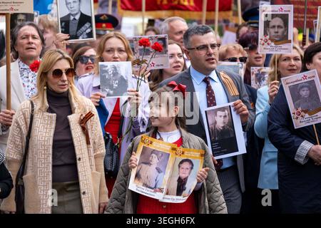 Pro-russische Gedenk-Demonstration am 9. Mai zum Tag der Befreiung vom Nationalsozialismus am Sowjetischen Ehrenmal an der Straße des 17. Juni in Berlin. / Pro-russische Gedenkdemonstration am sowjetischen Kriegsdenkmal in der Straße des 17. Juni in Berlin am 9. Mai anlässlich des Tages der Befreiung vom Nationalsozialismus. Schnappschuss-Fotografie/K.M.Krause *** Pro-russische Gedenkdemonstration am 9. Mai anlässlich des Tages der Befreiung vom Nationalsozialismus am sowjetischen Kriegsdenkmal in der Straße des 17. Juni in Berlin Pro-russische Gedenkdemonstration am sowjetischen Kriegsdenkmal in der Straße des 17. Juni in Berli Stockfoto