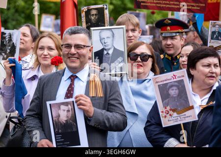 Pro-russische Gedenk-Demonstration am 9. Mai zum Tag der Befreiung vom Nationalsozialismus am Sowjetischen Ehrenmal an der Straße des 17. Juni in Berlin. / Pro-russische Gedenkdemonstration am sowjetischen Kriegsdenkmal in der Straße des 17. Juni in Berlin am 9. Mai anlässlich des Tages der Befreiung vom Nationalsozialismus. Schnappschuss-Fotografie/K.M.Krause *** Pro-russische Gedenkdemonstration am 9. Mai anlässlich des Tages der Befreiung vom Nationalsozialismus am sowjetischen Kriegsdenkmal in der Straße des 17. Juni in Berlin Pro-russische Gedenkdemonstration am sowjetischen Kriegsdenkmal in der Straße des 17. Juni in Berli Stockfoto