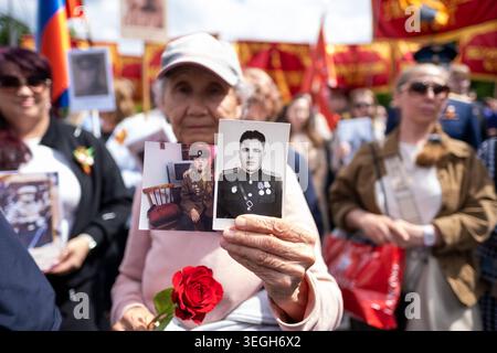 Pro-russische Gedenk-Demonstration am 9. Mai zum Tag der Befreiung vom Nationalsozialismus am Sowjetischen Ehrenmal an der Straße des 17. Juni in Berlin. / Pro-russische Gedenkdemonstration am sowjetischen Kriegsdenkmal in der Straße des 17. Juni in Berlin am 9. Mai anlässlich des Tages der Befreiung vom Nationalsozialismus. Schnappschuss-Fotografie/K.M.Krause *** Pro-russische Gedenkdemonstration am 9. Mai anlässlich des Tages der Befreiung vom Nationalsozialismus am sowjetischen Kriegsdenkmal in der Straße des 17. Juni in Berlin Pro-russische Gedenkdemonstration am sowjetischen Kriegsdenkmal in der Straße des 17. Juni in Berli Stockfoto