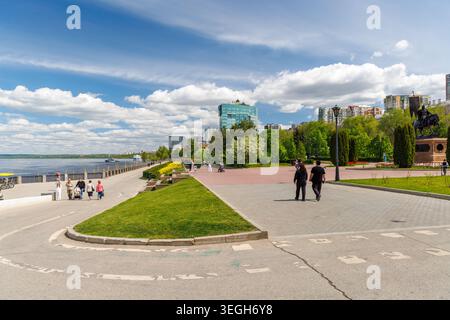 Samara, Russland - 9. Mai 2026: Malerische Uferpromenade des Wolga-Flusses mit Wanderwegen und dramatischen Wolken in Samara Stockfoto