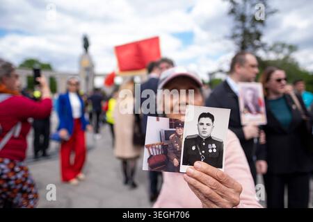 Pro-russische Gedenk-Demonstration am 9. Mai zum Tag der Befreiung vom Nationalsozialismus am Sowjetischen Ehrenmal an der Straße des 17. Juni in Berlin. / Pro-russische Gedenkdemonstration am sowjetischen Kriegsdenkmal in der Straße des 17. Juni in Berlin am 9. Mai anlässlich des Tages der Befreiung vom Nationalsozialismus. Schnappschuss-Fotografie/K.M.Krause *** Pro-russische Gedenkdemonstration am 9. Mai anlässlich des Tages der Befreiung vom Nationalsozialismus am sowjetischen Kriegsdenkmal in der Straße des 17. Juni in Berlin Pro-russische Gedenkdemonstration am sowjetischen Kriegsdenkmal in der Straße des 17. Juni in Berli Stockfoto