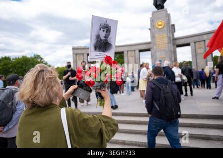 Pro-russische Gedenk-Demonstration am 9. Mai zum Tag der Befreiung vom Nationalsozialismus am Sowjetischen Ehrenmal an der Straße des 17. Juni in Berlin. / Pro-russische Gedenkdemonstration am sowjetischen Kriegsdenkmal in der Straße des 17. Juni in Berlin am 9. Mai anlässlich des Tages der Befreiung vom Nationalsozialismus. Schnappschuss-Fotografie/K.M.Krause *** Pro-russische Gedenkdemonstration am 9. Mai anlässlich des Tages der Befreiung vom Nationalsozialismus am sowjetischen Kriegsdenkmal in der Straße des 17. Juni in Berlin Pro-russische Gedenkdemonstration am sowjetischen Kriegsdenkmal in der Straße des 17. Juni in Berli Stockfoto