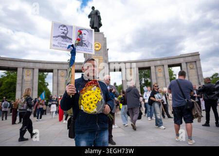 Pro-russische Gedenk-Demonstration am 9. Mai zum Tag der Befreiung vom Nationalsozialismus am Sowjetischen Ehrenmal an der Straße des 17. Juni in Berlin. / Pro-russische Gedenkdemonstration am sowjetischen Kriegsdenkmal in der Straße des 17. Juni in Berlin am 9. Mai anlässlich des Tages der Befreiung vom Nationalsozialismus. Schnappschuss-Fotografie/K.M.Krause *** Pro-russische Gedenkdemonstration am 9. Mai anlässlich des Tages der Befreiung vom Nationalsozialismus am sowjetischen Kriegsdenkmal in der Straße des 17. Juni in Berlin Pro-russische Gedenkdemonstration am sowjetischen Kriegsdenkmal in der Straße des 17. Juni in Berli Stockfoto