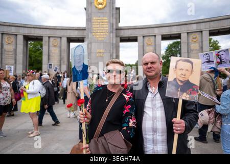 Pro-russische Gedenk-Demonstration am 9. Mai zum Tag der Befreiung vom Nationalsozialismus am Sowjetischen Ehrenmal an der Straße des 17. Juni in Berlin. / Pro-russische Gedenkdemonstration am sowjetischen Kriegsdenkmal in der Straße des 17. Juni in Berlin am 9. Mai anlässlich des Tages der Befreiung vom Nationalsozialismus. Schnappschuss-Fotografie/K.M.Krause *** Pro-russische Gedenkdemonstration am 9. Mai anlässlich des Tages der Befreiung vom Nationalsozialismus am sowjetischen Kriegsdenkmal in der Straße des 17. Juni in Berlin Pro-russische Gedenkdemonstration am sowjetischen Kriegsdenkmal in der Straße des 17. Juni in Berli Stockfoto