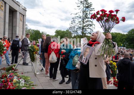 Pro-russische Gedenk-Demonstration am 9. Mai zum Tag der Befreiung vom Nationalsozialismus am Sowjetischen Ehrenmal an der Straße des 17. Juni in Berlin. / Pro-russische Gedenkdemonstration am sowjetischen Kriegsdenkmal in der Straße des 17. Juni in Berlin am 9. Mai anlässlich des Tages der Befreiung vom Nationalsozialismus. Schnappschuss-Fotografie/K.M.Krause *** Pro-russische Gedenkdemonstration am 9. Mai anlässlich des Tages der Befreiung vom Nationalsozialismus am sowjetischen Kriegsdenkmal in der Straße des 17. Juni in Berlin Pro-russische Gedenkdemonstration am sowjetischen Kriegsdenkmal in der Straße des 17. Juni in Berli Stockfoto