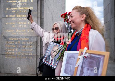 Pro-russische Gedenk-Demonstration am 9. Mai zum Tag der Befreiung vom Nationalsozialismus am Sowjetischen Ehrenmal an der Straße des 17. Juni in Berlin. / Pro-russische Gedenkdemonstration am sowjetischen Kriegsdenkmal in der Straße des 17. Juni in Berlin am 9. Mai anlässlich des Tages der Befreiung vom Nationalsozialismus. Schnappschuss-Fotografie/K.M.Krause *** Pro-russische Gedenkdemonstration am 9. Mai anlässlich des Tages der Befreiung vom Nationalsozialismus am sowjetischen Kriegsdenkmal in der Straße des 17. Juni in Berlin Pro-russische Gedenkdemonstration am sowjetischen Kriegsdenkmal in der Straße des 17. Juni in Berli Stockfoto