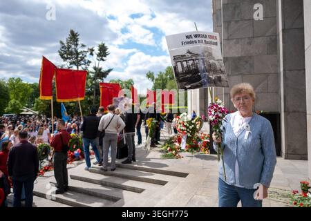 Pro-russische Gedenk-Demonstration am 9. Mai zum Tag der Befreiung vom Nationalsozialismus am Sowjetischen Ehrenmal an der Straße des 17. Juni in Berlin. / Pro-russische Gedenkdemonstration am sowjetischen Kriegsdenkmal in der Straße des 17. Juni in Berlin am 9. Mai anlässlich des Tages der Befreiung vom Nationalsozialismus. Schnappschuss-Fotografie/K.M.Krause *** Pro-russische Gedenkdemonstration am 9. Mai anlässlich des Tages der Befreiung vom Nationalsozialismus am sowjetischen Kriegsdenkmal in der Straße des 17. Juni in Berlin Pro-russische Gedenkdemonstration am sowjetischen Kriegsdenkmal in der Straße des 17. Juni in Berli Stockfoto