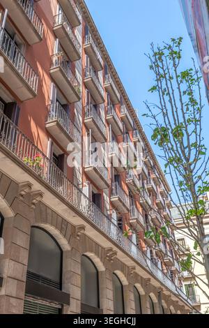 Klassische Wohnhausfassade In Der Europäischen Stadt, Terrakotta-Wände, Urban Real Estate Stockfoto