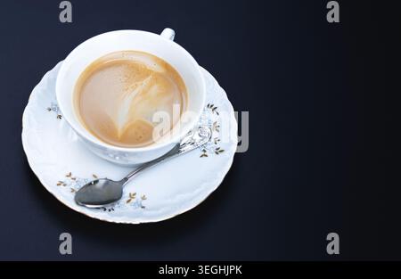 Morgenkaffee in einer alten Tasse Stockfoto