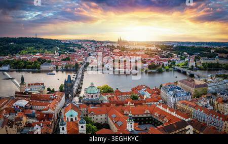 Panoramablick auf die Skyline von Prag, Tschechische Republik, mit Altstadt, Moldau und Burg Stockfoto