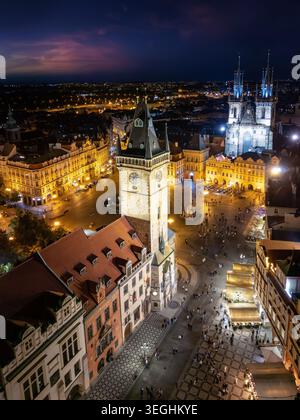 Erhöhter Abendblick auf den beleuchteten Stadtplatz im alten Stadtzentrum von Prag, Tschechische Republik, mit Tyn-Kirche und Uhrturm Stockfoto