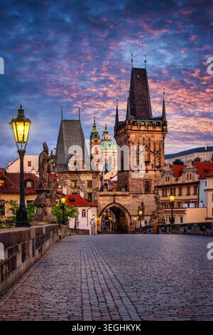 Wunderschöner Blick auf den Sommersonnenaufgang von der Karlsbrücke auf die alten Türme der Kleinstadt in Prag, Tschechien Stockfoto