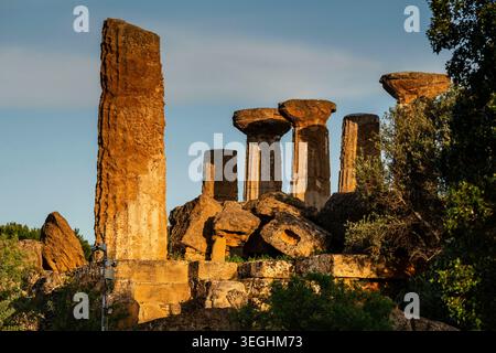 Tempel des Herakles, 500 v. Chr., peripteraler dorischer Stil, Tal der Tempel, archäologische Stätte (Valle dei Templi), Agrigento, Sizilien, Italien Stockfoto