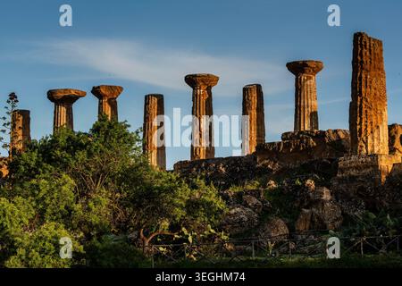 Tempel des Herakles, 500 v. Chr., peripteraler dorischer Stil, Tal der Tempel, archäologische Stätte (Valle dei Templi), Agrigento, Sizilien, Italien Stockfoto