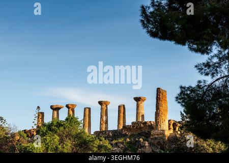 Tempel des Herakles, 500 v. Chr., peripteraler dorischer Stil, Tal der Tempel, archäologische Stätte (Valle dei Templi), Agrigento, Sizilien, Italien Stockfoto