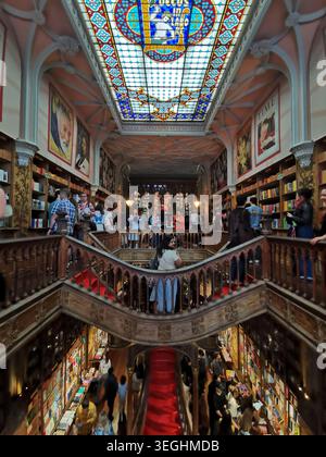 Portugal, Porto, Innenansicht von Livraria Lello e Irmao oder Lello Bookstore, einer der schönsten Buchhandlungen der Welt mit komplizierter und ikonischer Holztreppe. Architekt Francisco Xavier Esteves Foto © Fabio Mazzarella/Sintesi/Alamy Stock Photo Stockfoto