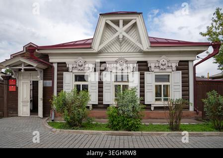ULAN-UDE, RUSSLAND - 5. SEPTEMBER 2025: Herrenhaus des Kaufmanns Tschernykh (1874). Ulan-Ude, Burjatien Stockfoto