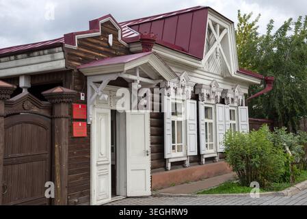 ULAN-UDE, RUSSLAND - 5. SEPTEMBER 2025: Herrenhaus des Kaufmanns Tschernykh (Ende des 19. Jahrhunderts). Ulan-Ude, Republik Burjatien Stockfoto