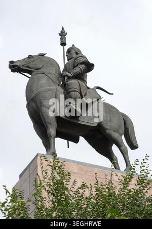 ULAN-UDE, RUSSLAND - 5. SEPTEMBER 2025: Denkmal für Abai Geser. Eine skulpturale Komposition, die dem Helden des heroischen Epos Burjaten gewidmet ist. Ulan-Ude (Ver Stockfoto