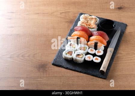 Frische Sushi-Auswahl mit Lachs Maki und Nigiri auf Holztisch Stockfoto