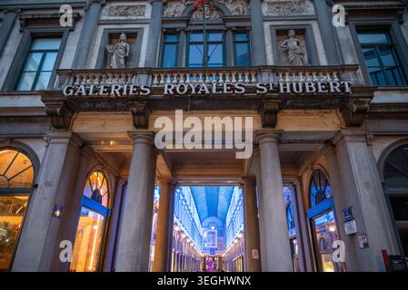 Galeries Royales Saint-Hubert (Königliche Galerien von Saint-Hubert) Ensemble aus glasierten Einkaufspassagen und eines der ältesten überdachten Einkaufszentren in der EU Stockfoto