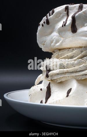 Meringue-Kuchen mit Creme mit Kaffeegeschmack. Stockfoto