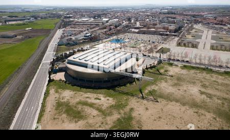 März 30 2022 Luftaufnahme mit kreisförmiger Sportarena, Stadtentwicklung und landwirtschaftlichen Feldern unter klarem Himmel Stockfoto