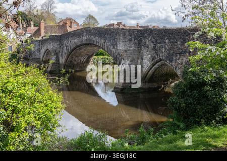 Die mittelalterliche Brücke über den Fluss Medway im wunderschönen Dorf Aylesford in der Nähe von Maidstone in Kent Stockfoto