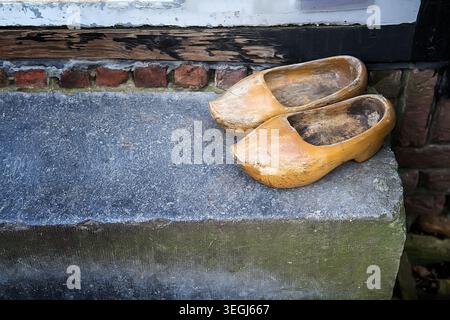 Holzschuhe und Fußmatte vor der Eingangstür des alten Hauses im niederländischen Dorf Stockfoto