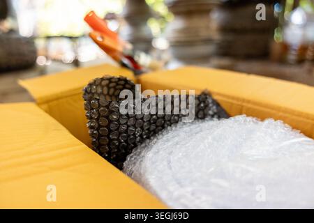 Karton mit dicker Luftpolsterverpackung für sicheren Versand und sichere Lieferung mit sorgfältiger Vorbereitung des Kunststoffmaterials, um sicherzustellen, dass die Verpackung sicher ist Stockfoto