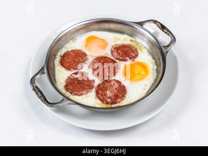 Gebratene Eier zum Servieren in einer Pfanne, frische Sunny-Side-Up-Eier mit goldenen Eigelb, zubereitet für das Frühstück und traditionelle Hausmannskost Stockfoto