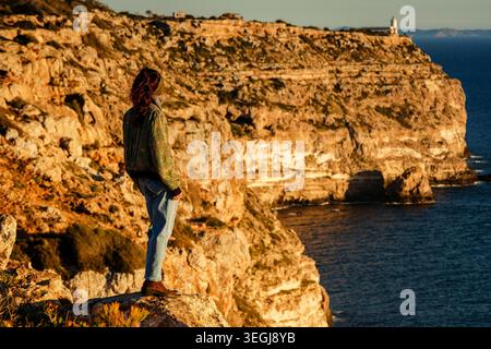 Frau auf den Klippen von El Cap Blanc, Gemeinde Llucmajor, Mallorca, Balearen, Spanien Stockfoto