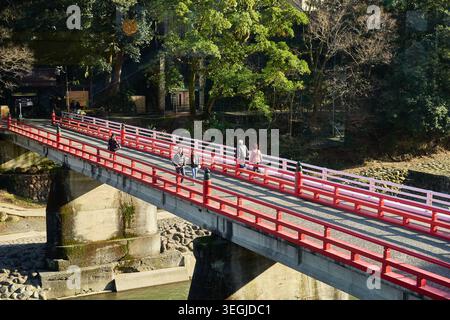 Eine nostalgische Reise durch Hakone, Japan, mit einem ruhigen Bahnsteig, einer traditionellen schmalen Gasse und der berühmten roten Brücke über einem Friedensschiff Stockfoto