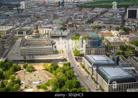 Panoramablick auf Berlin, Deutschland, mit Berliner Dom, Museumsinsel, Stadtstraßen, moderne und historische Architektur, grüne Parks und Stockfoto