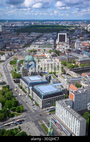Panoramablick auf Berlin, Deutschland, mit Berliner Dom, Museumsinsel, historischer Architektur, moderne Stadtgebäude, Straßen, Verkehr und Stockfoto