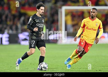 Vitor Machado Ferreira (17) von PSG und Wesley Said (22) von RC Lens, aufgenommen während des französischen Spiels der Mc Donalds Ligue 1 Saison 2025–2026 zwischen Racing Club de Lens und Paris Saint-Germain am 13. Mai 2026 in Lens, Frankreich. (Foto: David Catry / Sportpix) Stockfoto