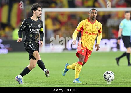 Vitor Machado Ferreira (17) von PSG und Wesley Said (22) von RC Lens, aufgenommen während des französischen Spiels der Mc Donalds Ligue 1 Saison 2025–2026 zwischen Racing Club de Lens und Paris Saint-Germain am 13. Mai 2026 in Lens, Frankreich. (Foto: David Catry / Sportpix) Stockfoto