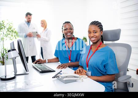 Vielfältiges medizinisches Team in moderner Klinikpraxis Stockfoto