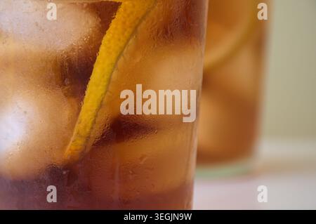Erfrischender Eistee mit einer Zitronenscheibe im Glas. Stockfoto