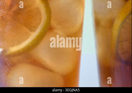 Kalter Eistee mit Zitronenscheiben und Eiswürfeln. Stockfoto