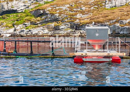 Fischkäfig im Meer an der felsigen Küste Stockfoto