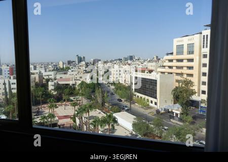 Panoramablick auf Amman, Jordanien, mit modernen Gebäuden, Straßen und Stadtentwicklung aus dem Hotelfenster. Moderner Nahöstlicher Raum Stockfoto