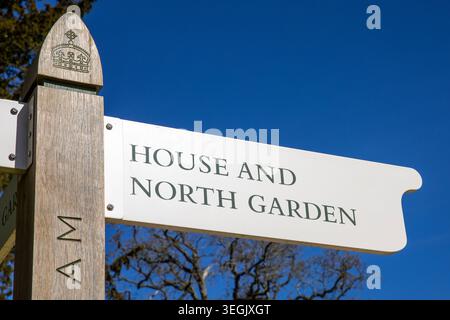 Sandringham, Großbritannien - 29. April 2026: Ein Wegweiser am Sandringham Estate in Norfolk, Großbritannien, der die Richtung Sandringham House und North Garde zeigt Stockfoto