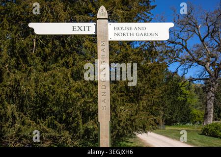 Sandringham, Großbritannien - 29. April 2026: Ein Wegweiser am Sandringham Estate in Norfolk, UK, mit der Wegbeschreibung zum Sandringham House, dem North Garden, Stockfoto
