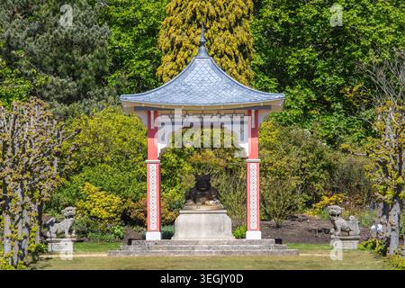 Norfolk, Vereinigtes Königreich - 29. April 2026: Chinesische Buddha-Skulptur im Nordgarten des Sandringham House in Norfolk, Vereinigtes Königreich. Stockfoto