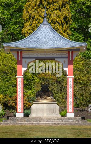 Norfolk, Vereinigtes Königreich - 29. April 2026: Chinesische Buddha-Skulptur im Nordgarten des Sandringham House in Norfolk, Vereinigtes Königreich. Stockfoto